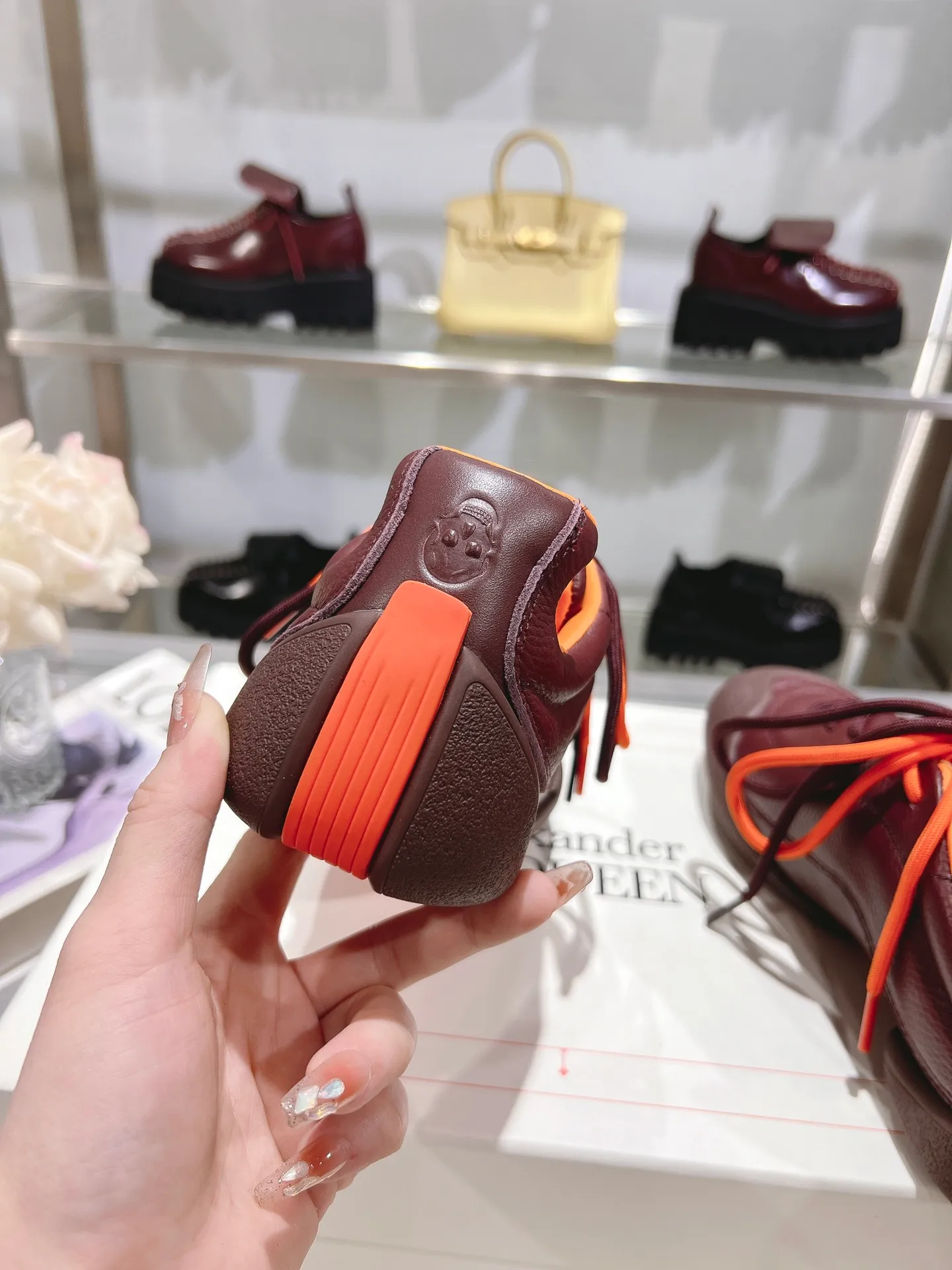 p580💰Couple model 𝐀𝐥𝐞𝐱𝐚𝐧𝐝𝐞𝐫 𝐌𝐜𝐐𝐮𝐞𝐞𝐧#/Alexander McQueen’s latest Flexion series, retro, casual, sneakers, original purchase, development, production, this Flexion Off Low-top sneakers in white grained leather with varying sized laces and an anatomically inspired lightweight segmented sole. The reverse skull pattern is embossed on the heel. Fabric: Original customized imported first-layer cowhide. Lining: Customized imported breathable mesh lining. Sole: Original open-molded non-slip TPU material. Bottom thickness: 2CM. Size: #Female size 35-40 (40 customized, non-refundable) #Men’s code 39-45 (45 customized, non-refundable)
